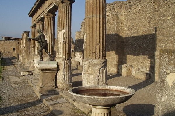 Pompeii-freepixabay-columns-g67d00bfa2_1280-600x400