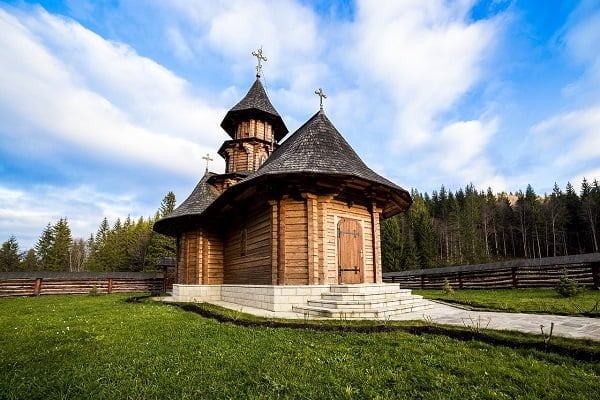Romania-sihastria-monastery-putnei-gac170f453_1280-600x400