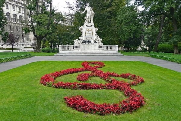 Vienna-freepixabayfoto-mozart-monument-g7240778d6_640-600x400