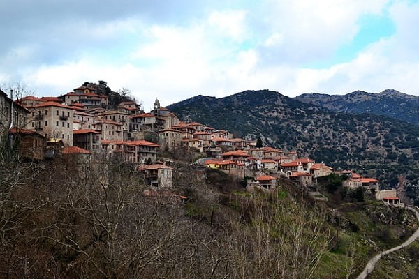 Vytina-freepixabayfoto-mountain-village-panorama-1970025_640-600x400