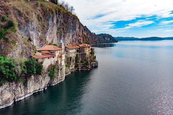 Lake-Maggiore-freepixabayfoto-santa-caterina-del-sasso-4080976_1280